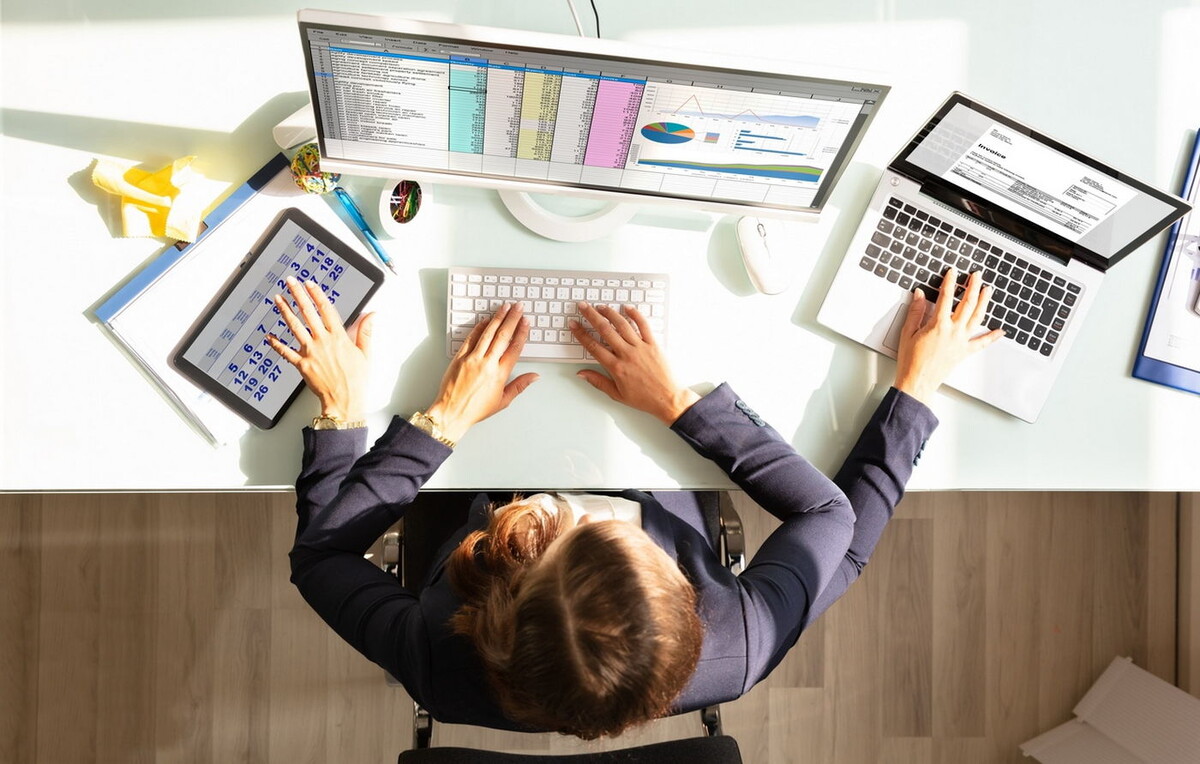 В наши дни все больше и больше из нас работают из дома из-за последствий глобальной пандемии Covid-19. 
Как бы ни было здорово иметь возможность работать, не выходя из собственного дома, оставаться продуктивным и мотивированным может быть непросто.

Поэтому мы собрали несколько советов, которые помогут всем удаленным работникам оставаться продуктивными, здоровыми и активными, работая из дома, и вы можете обнаружить, что вы тоже можете быть такими же активными, как некоторые из этих подходящих технологических предпринимателей с правильными привычками.