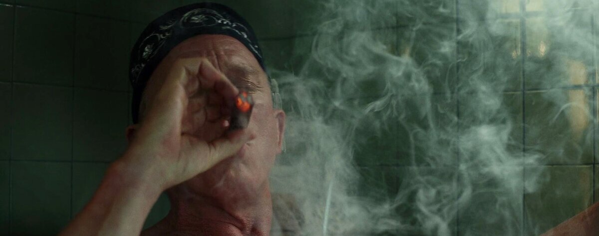 Дэниэл Крейг на фоне горящей сигары в ванной и татарской тюбетейки 