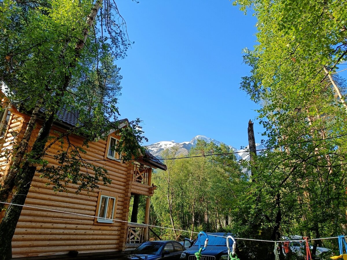 В этом домике несколько комнат, которые сдаются для всех желающих.