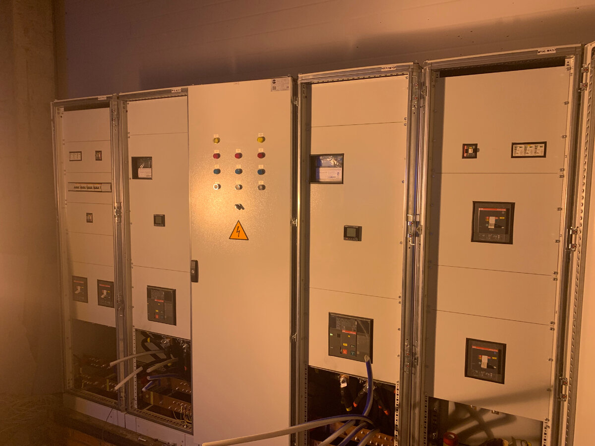Главный распределительный щит на объекте. На данном объекте мы осуществляем технических контроль.