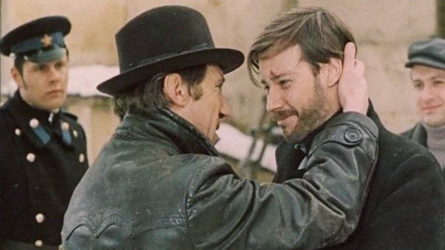 Владимир Конкин в роли Шарапова и Владимир Высоцкий в роли Жеглова в кульминационной сцене фильма
