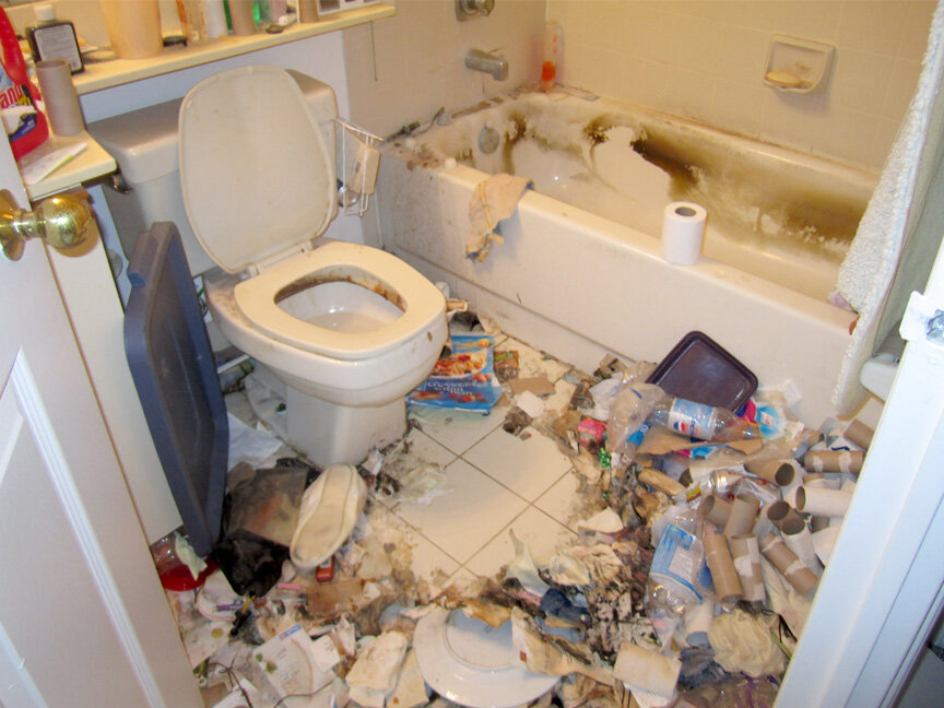 между прочим, реальная ванная канадца, который болен синдромом месси, источник фото – torontohoardingservices.ca