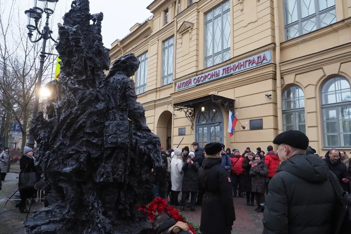 Где открыли памятник сегодня в ленинградской. Памятник на Соляном переулке. Открыли памятник. Памятник блокаде. Соляной переулок памятник блокадному учителю.