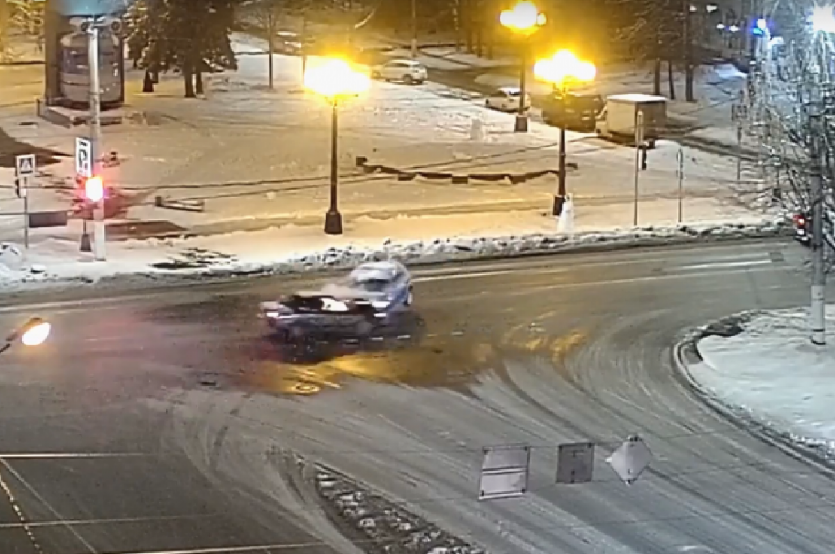    В Твери на площади Конституции ночью столкнулись два автомобиля