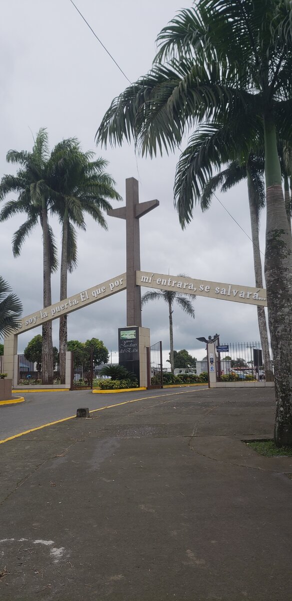 При въезде в город путешественников встречает кладбище.