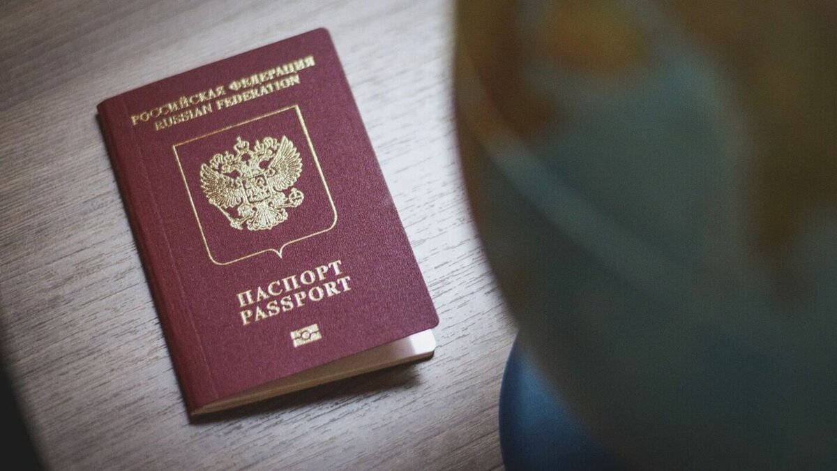     В Казани приостановили выдачу заграничного паспорта нового образца сроком действия на 10 лет. Об этом сообщила местный блогер Русина Семенко в своих социальных сетях.