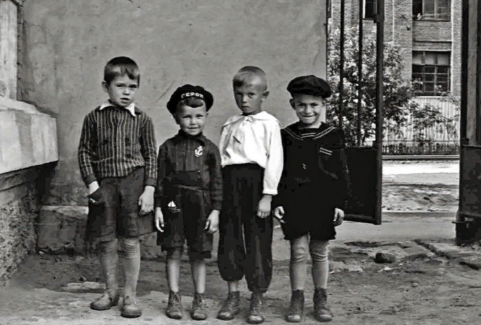 Мальчишки при параде. Фото из открытых источников