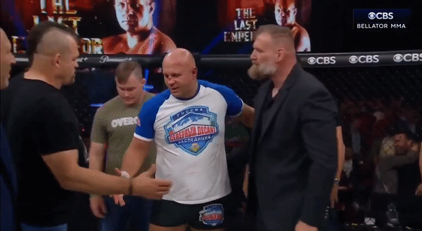 – Принимайте меня уже в свою лигу, старые пердуны!