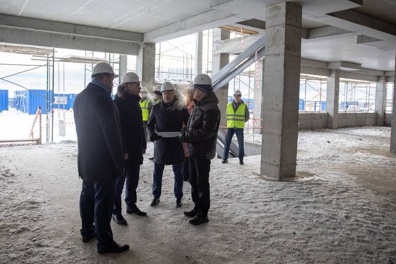 Фото: сайт правительства Сахалинской области. Ход работ на площадке оценил председатель правительства Сахалинской области Алексей Белик