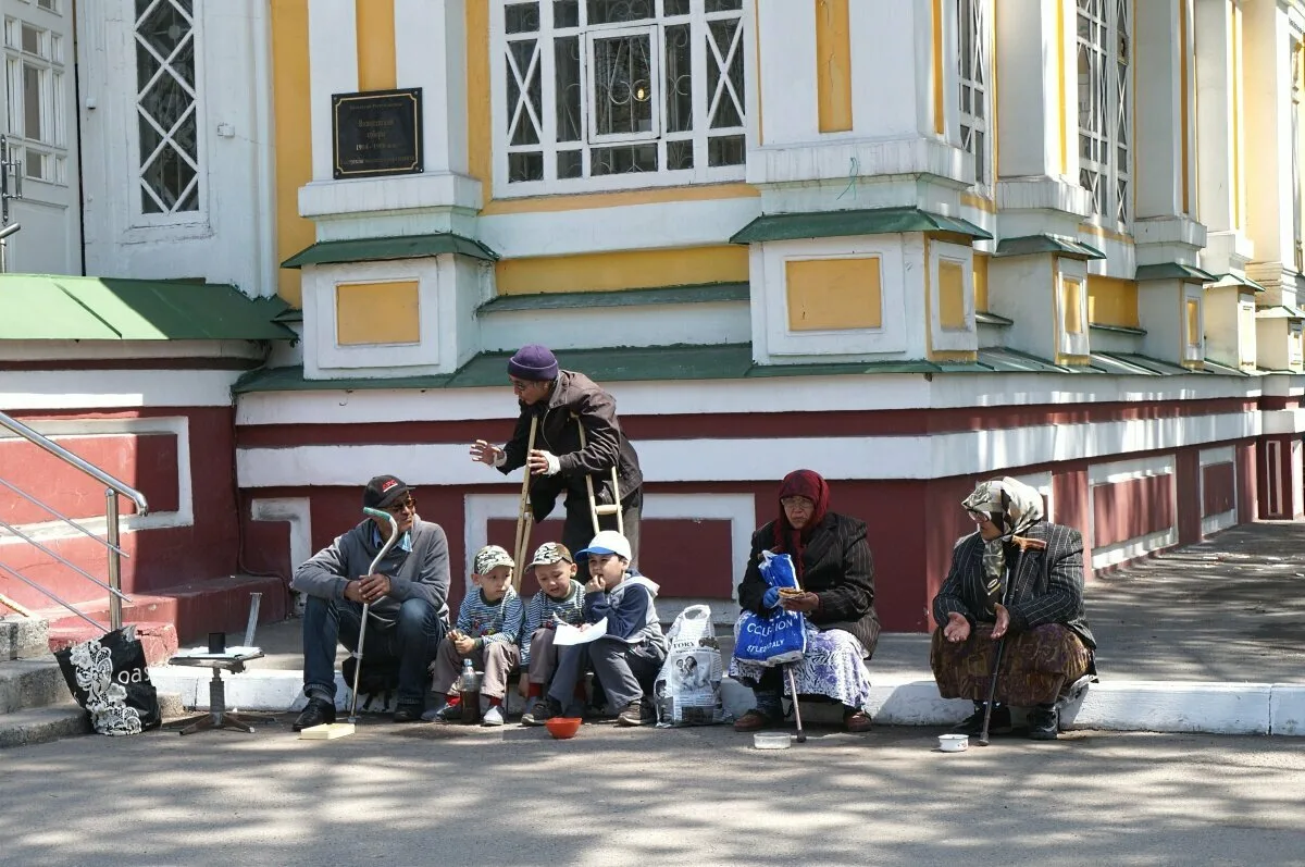 Народ около церкви