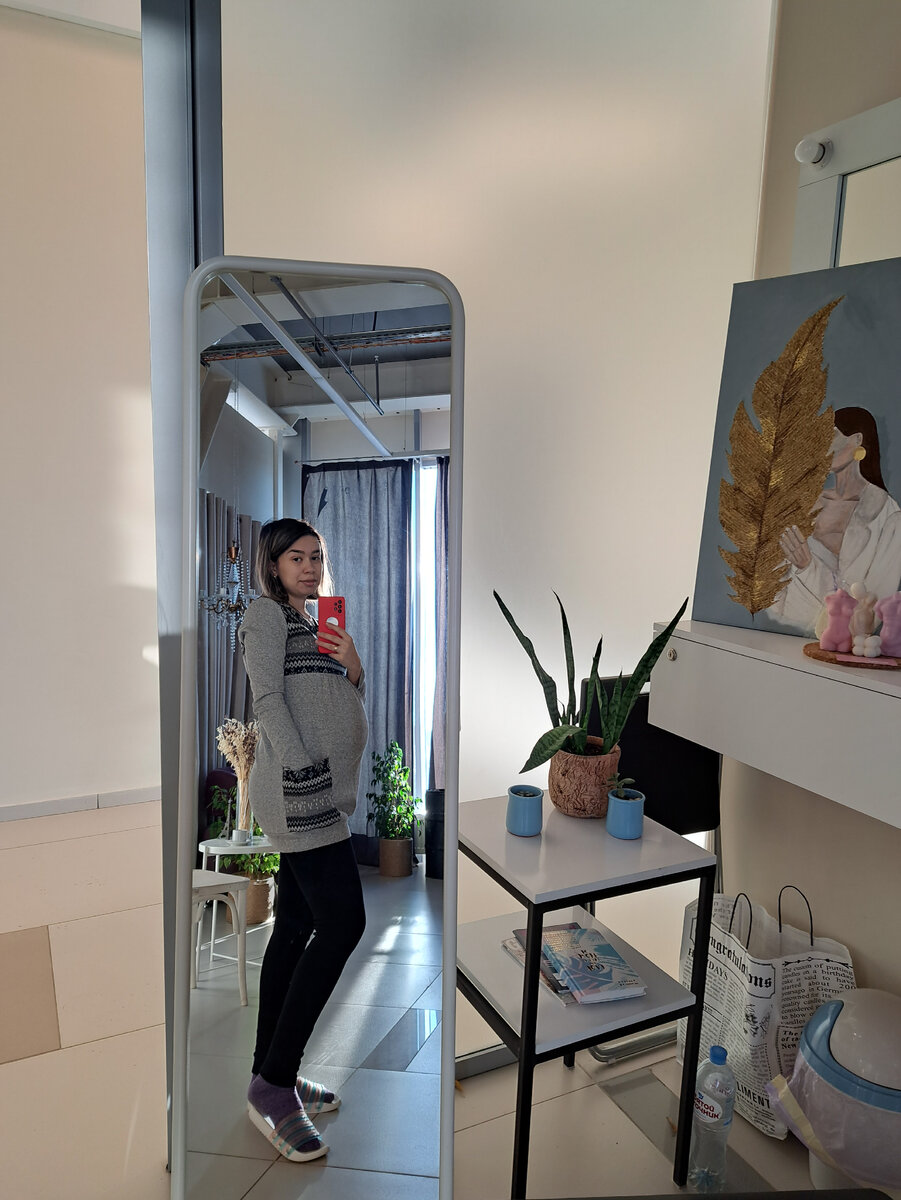 Это я стою тут красивая