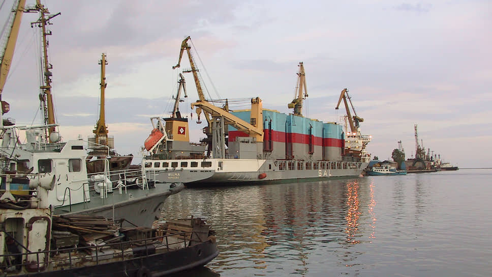 Фото: Александр Чиженок / Коммерсантъ📷Азовский судоремонтный завод и морской порт в 2002 году