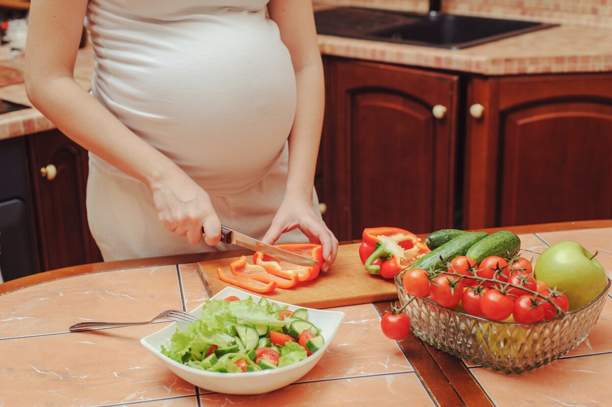 Беременность ем мясо. Еда для беременных. Питание беременных женщин. Беременные женщины с едой.