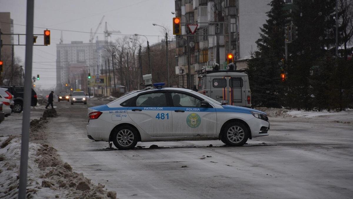    Полицейская машина стоит на дороге:ДП СКО