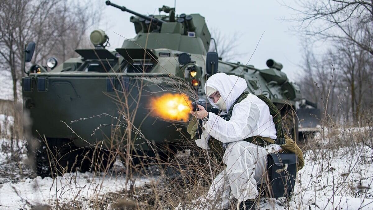     В Ростовской области сотрудников полиции научили стрелять из гранатометов, бросать гранаты и противодействовать беспилотникам, об этом сообщил глава донского ГУ МВД Олег Агарков.