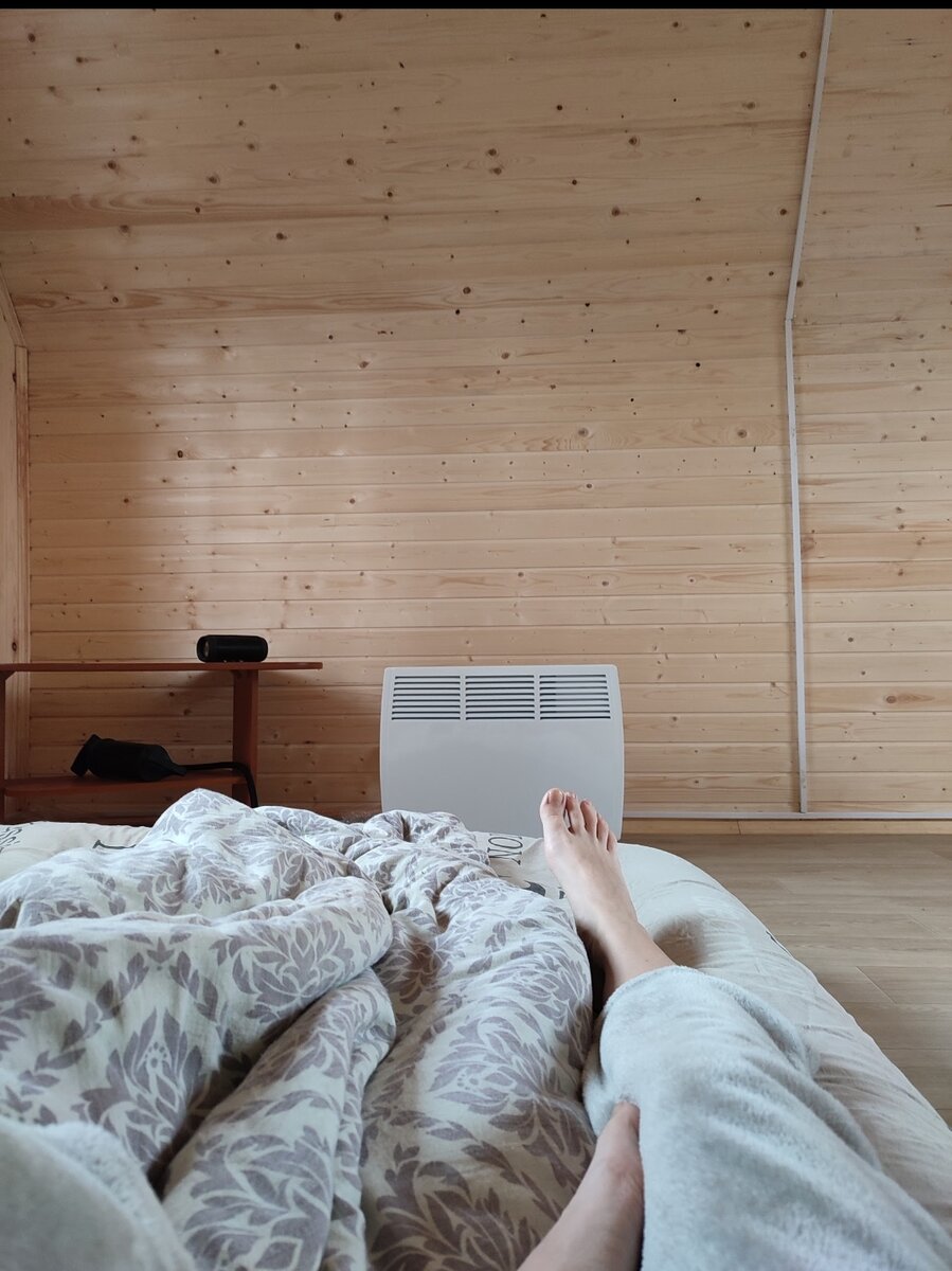 Прошлый год, 15 апреля. Только сделали второй этаж, ещё дивана даже нет, надувной матрас