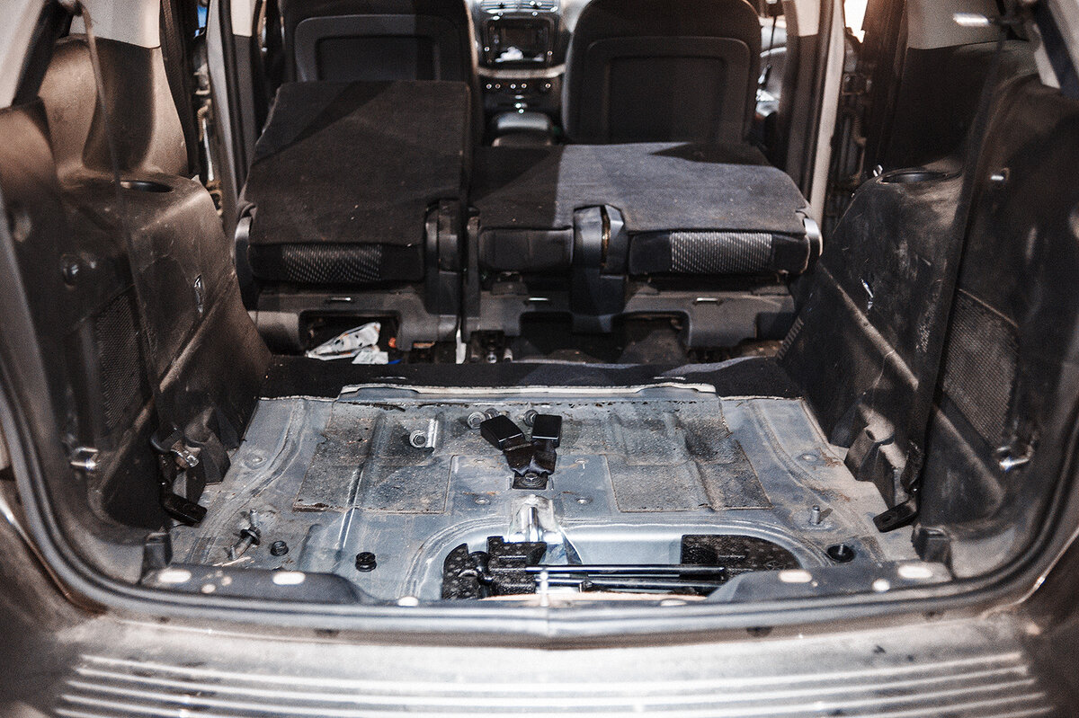 Грамотно снять и поставить третий ряд сидений не каждому дано