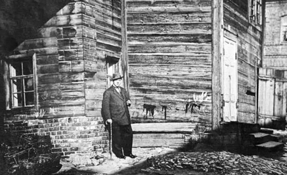 Шаляпин у отчего дома в Казани, 1905 год.