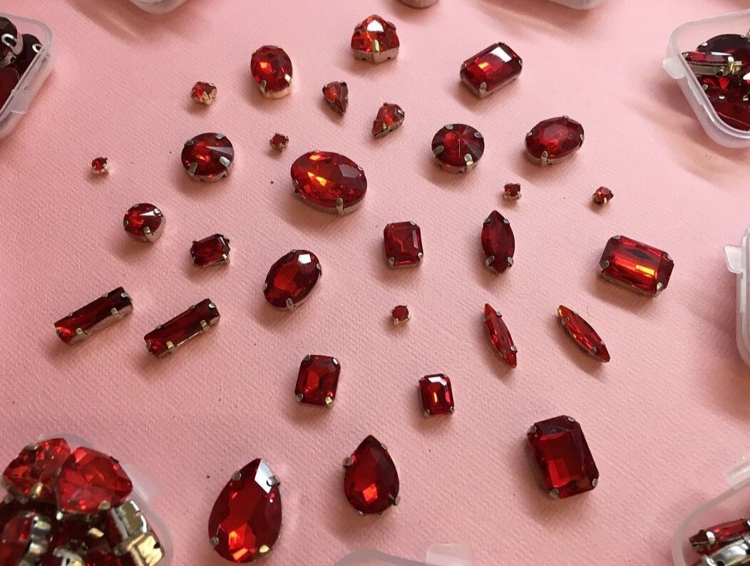 Все стразы в цапах красного цвета, которые там только были