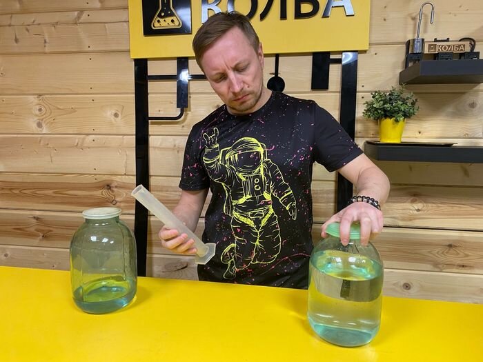 Самогонщик и банки с самогоном.