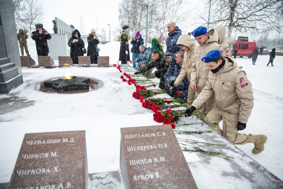    В Сургуте к Мемориалу Славы возложили цветы