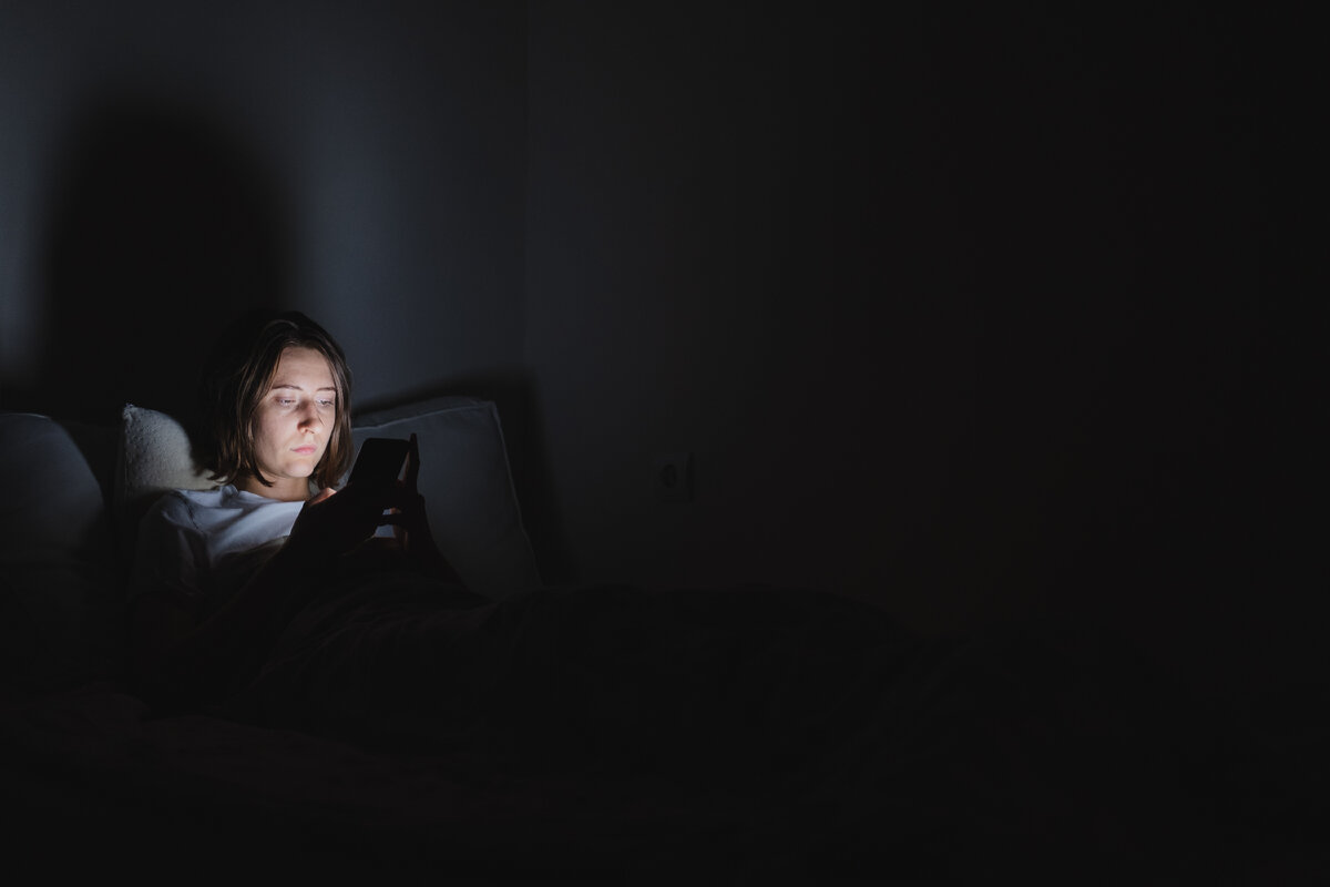 Stay up. Допоздна за компьютером. Бессонница мужчина. To stay up late. Stay up late.