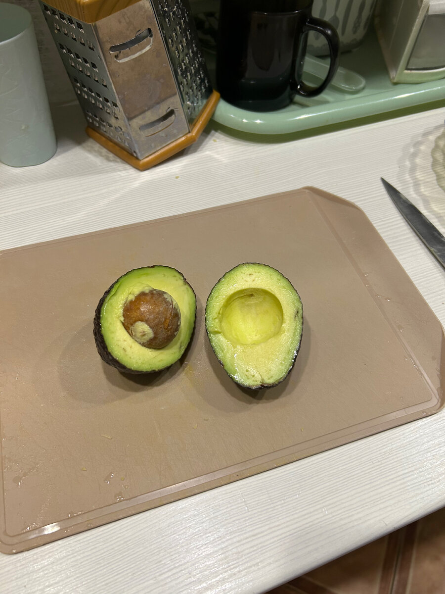Авокадо разрезаем и на кубики