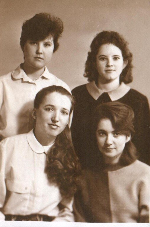 Ирина - соседка по комнате  стоит слева (ну, а я сижу справа)