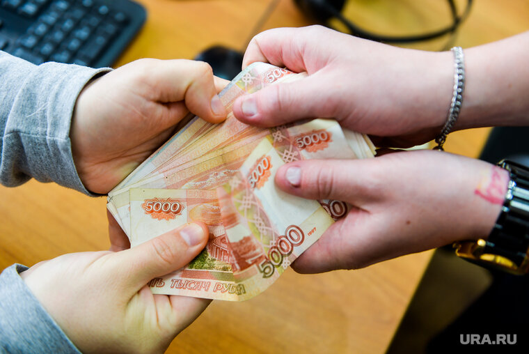    Женщина вступила в сговор с поставщиком, которому обеспечивала победу в тендерах