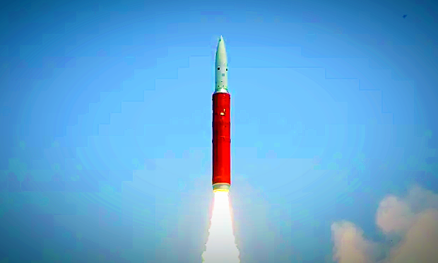 Взлет перехватчика системы противоракетной обороны (ПРО), который поразил один из спутников. Источник: раздаточный материал Reuters 
 