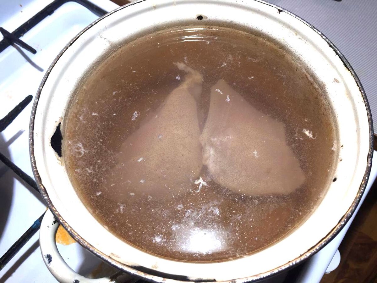 Начало положено, бульон в процессе готовки