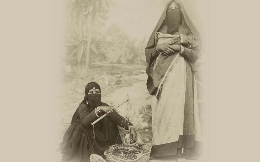 Иракский художник паранджа. Паранджа 19 век туркестан. Арабская ведьма. Старая арабская женщина. Женщина в парандже 19 век.