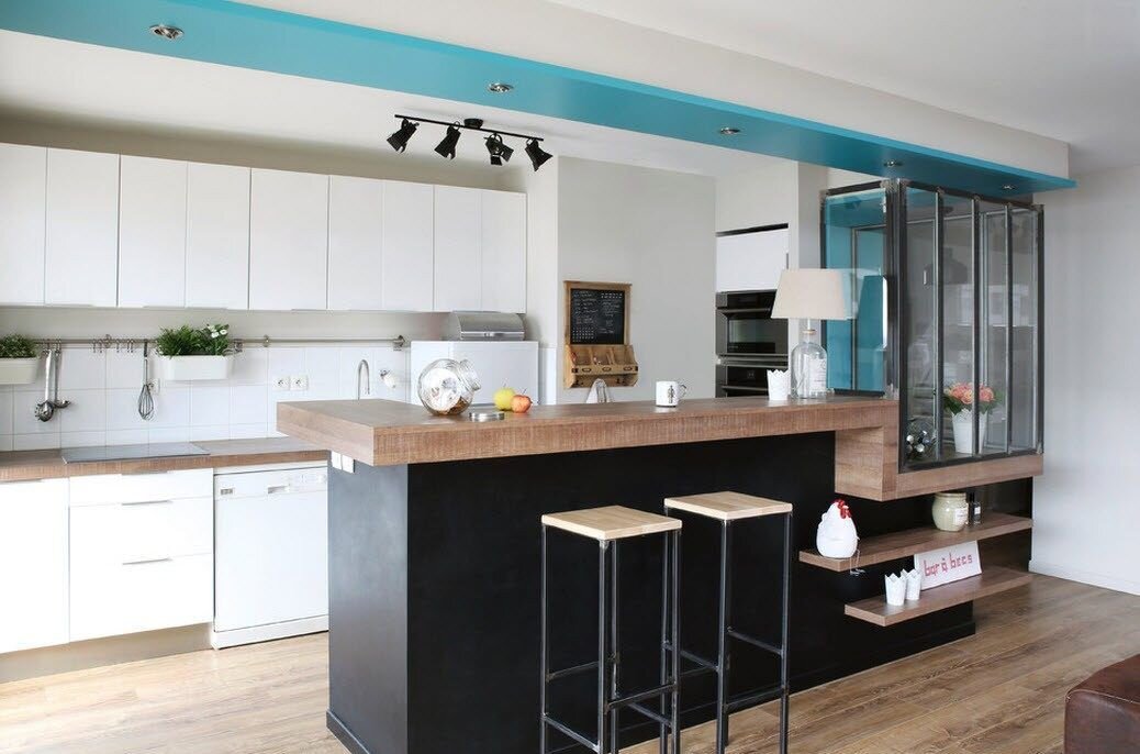 Такая барная стойка будет актуальна очень долго / dizajn-gostinoj.com