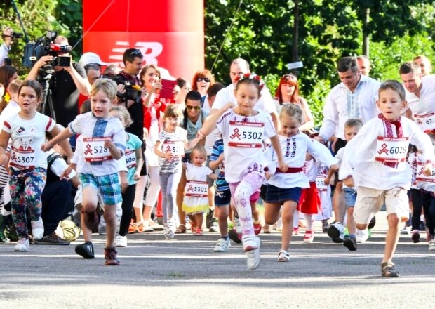 Детский спортивный забег на празднике Дня независимости.