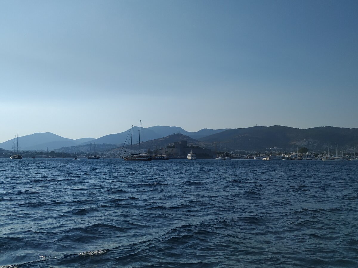 Вид на Замок Бодрума с гавани Галикарнаса.