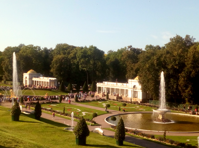 Воронихинские колоннады с фонтанами в Петергофе.