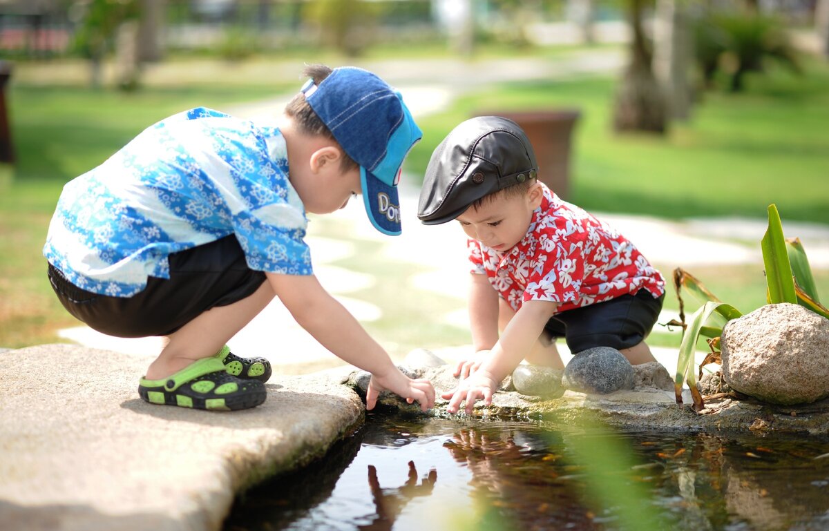 https://images.pexels.com/photos/160946/people-children-child-happy-160946.jpeg?cs=srgb&dl=baby-boys-childhood-160946.jpg&fm=jpg