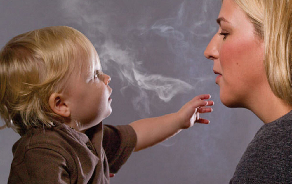 Ребёнок дышит сигаретным дымом.
