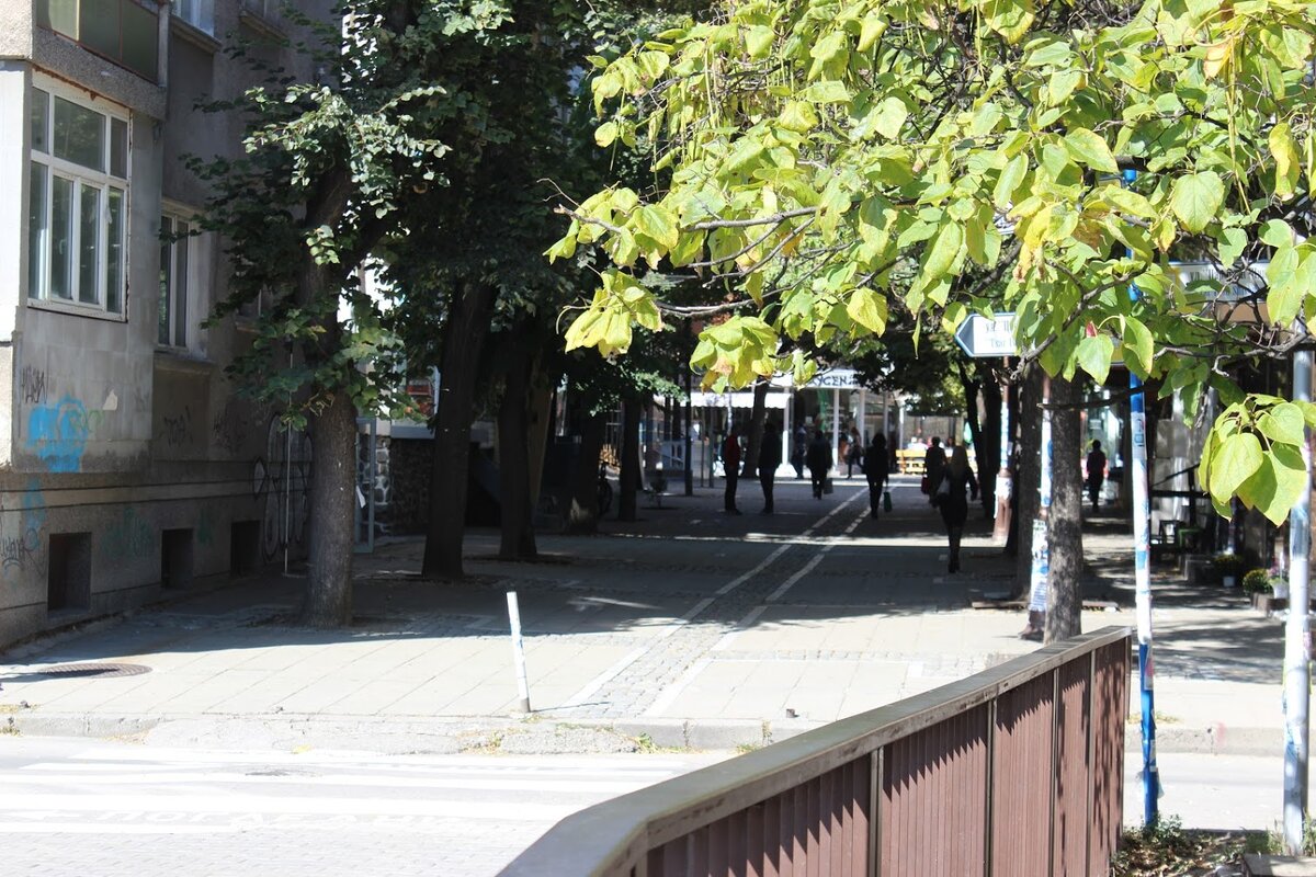 Вид с мостика на улицу Пере Тошев. Когда мы почти вот тут и жили. Город настолько быстро меняется, что вон тот дом слева для меня теперь такой обшарпанный, такой страшненький :)  