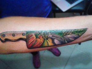 В наши дни лезвия ножей выполняют из углеродистой стали. Кроме того, применяется титановый сплав, кобальт. Если нож будет применяться для резки не слишком твердых предметов, к примеру, хлеба, то при его изготовлении применяют отожженное железо или медь. На тату нож может демонстрироваться какой угодно металл.
