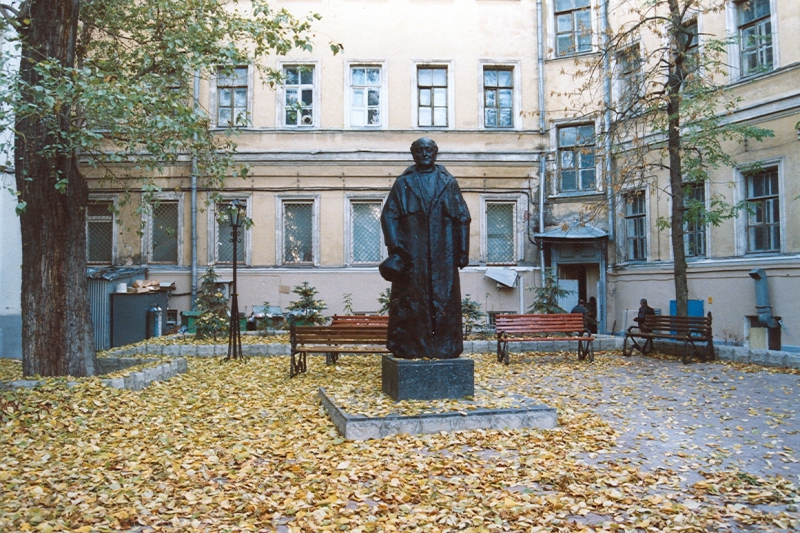 Памятник М. С. Щепкину во дворе Высшего Театрального училища (института) им. Щепкина. 