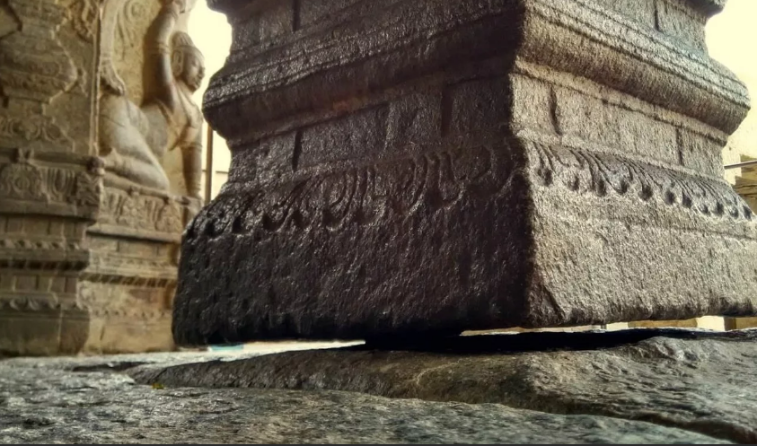 Парящая колонна находится в Индии, а именно в храме “ЛЕПАКШИ”. Древний храм ЛЕПАКШИ. Храмы Индии колонны. Древние храмы Индии загадки истории. Загадки истории 2024
