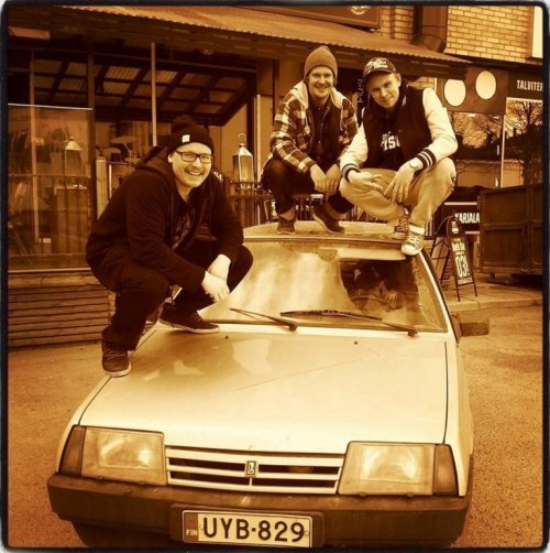 "Славянское приседание" стало популярным на Западе. На фото финны, вроде как