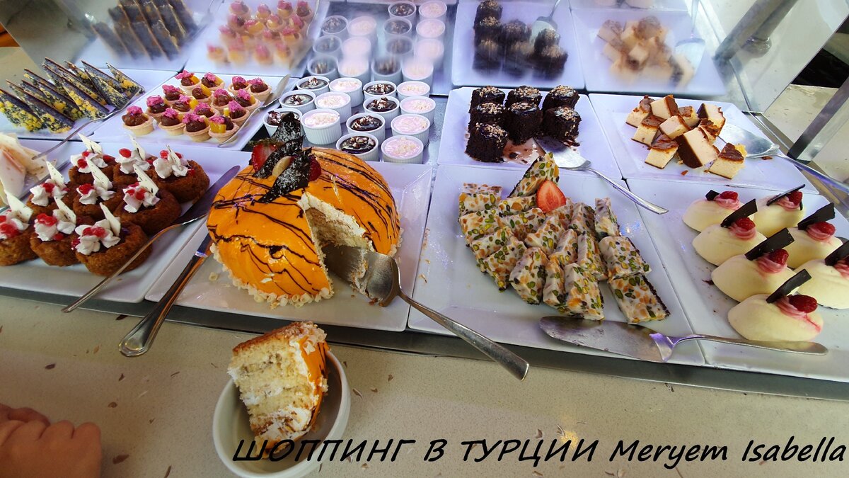 Многосоставные торты вкусные, я беру только со светлой начинкой.    В тёмных тортах может быть вишня, и мне всегда везёт на вишнёвые косточки. 