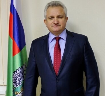 У безвременно ушедшего 28 октября с высокой должности Алексея Щеглова (многие его считают родственником брянского замгубернатора с такой же фамилией) были и есть другие, надо полагать, более опытные заместители. Речь о двух из них – Михаиле Божине и Антонине Гапеенко, которые стоят выше Земченковой в государственной иерархии, если судить по присвоенным им классным чинам гражданской службы Российской Федерации. Их чин «государственный советник Российской Федерации 2 класса».