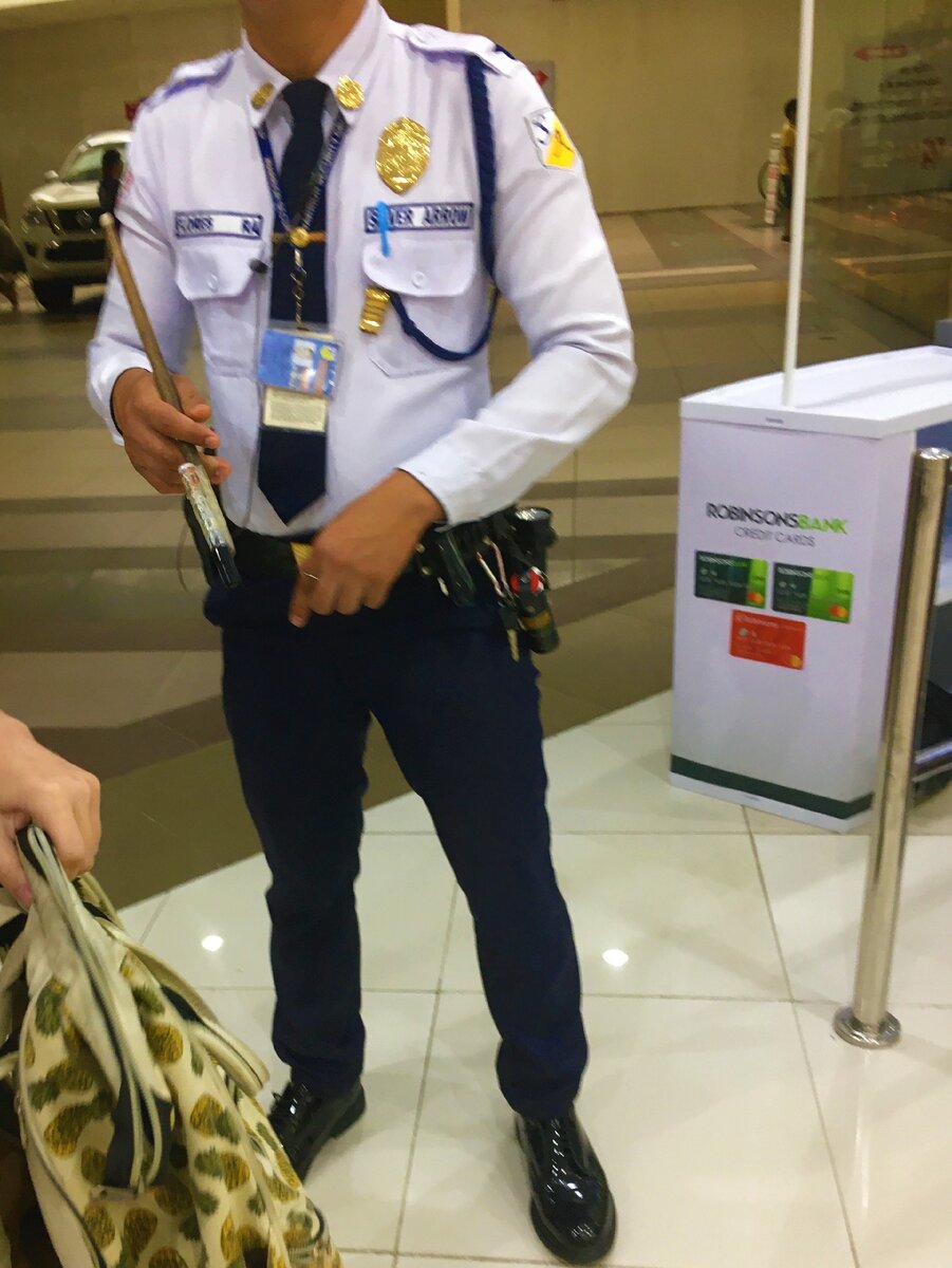 Полицейские и ЧОПовцы — самые опрятные люди на Филиппнах. Форма всегда просто сияет.