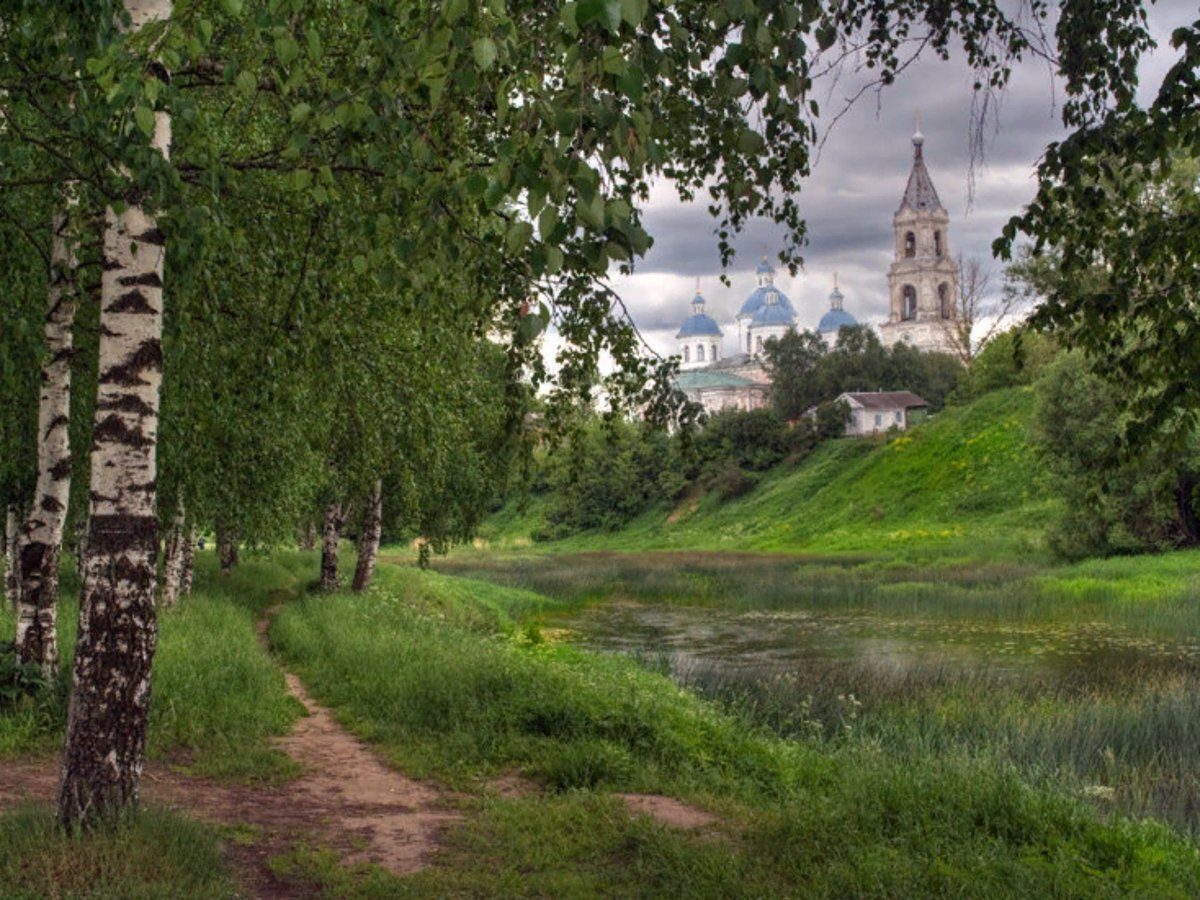 Белая березонька для меня святая русь. Деревенская Церковь Есенинская Русь. Русь река береза храм. Россия березы храм. Храм озера Березка Россия.