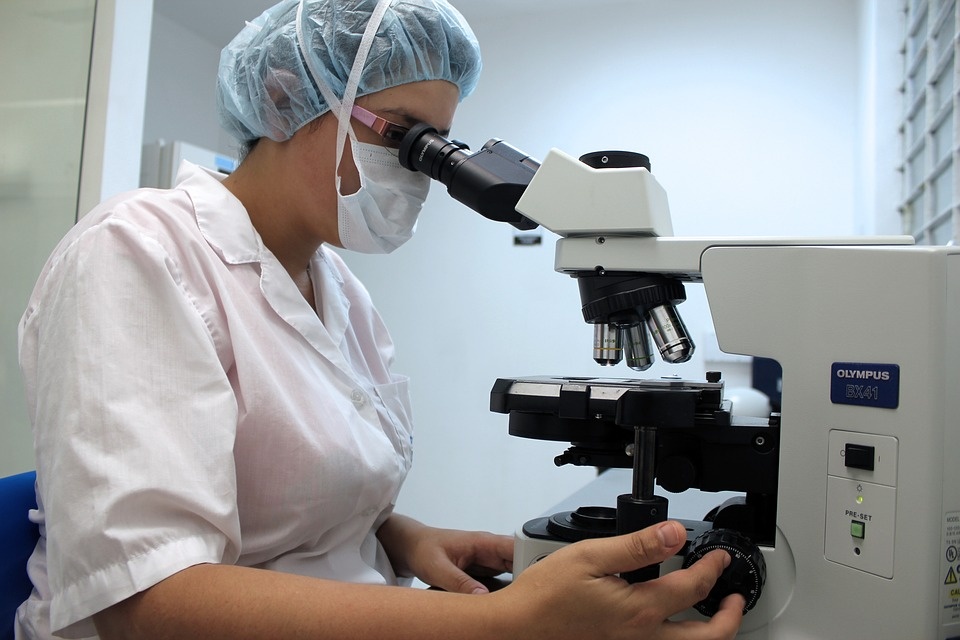 http://cdn.pixabay.com/photo/2017/05/29/00/57/microscope_2352651_960_720.jpg