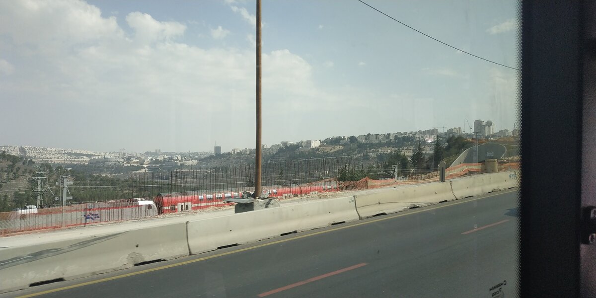 Междугородний скоростной поезд. Нам он был немного не по пути, пересадку в Тель-Авиве делать не хотелось.