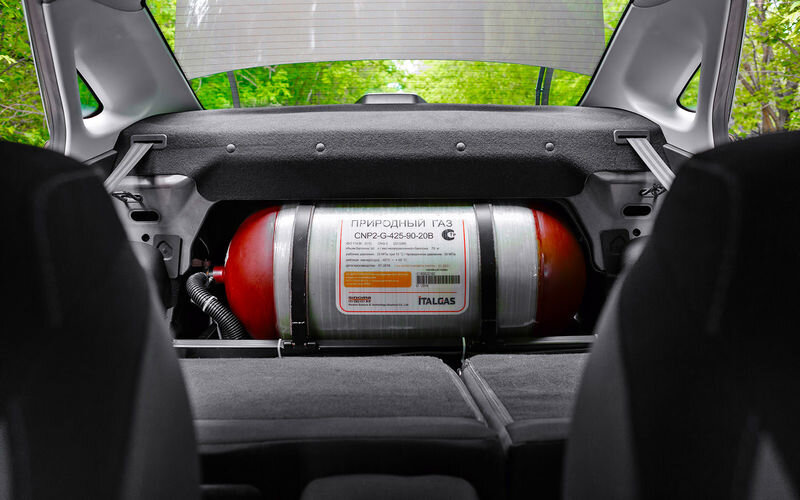 Бак в Весте, занимает половину багажника, но зато очень экономно.